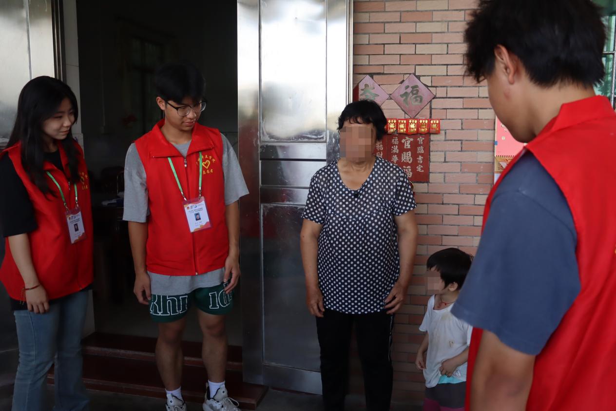 广州华立学院红色教育突击队7月22日慰问 (3)