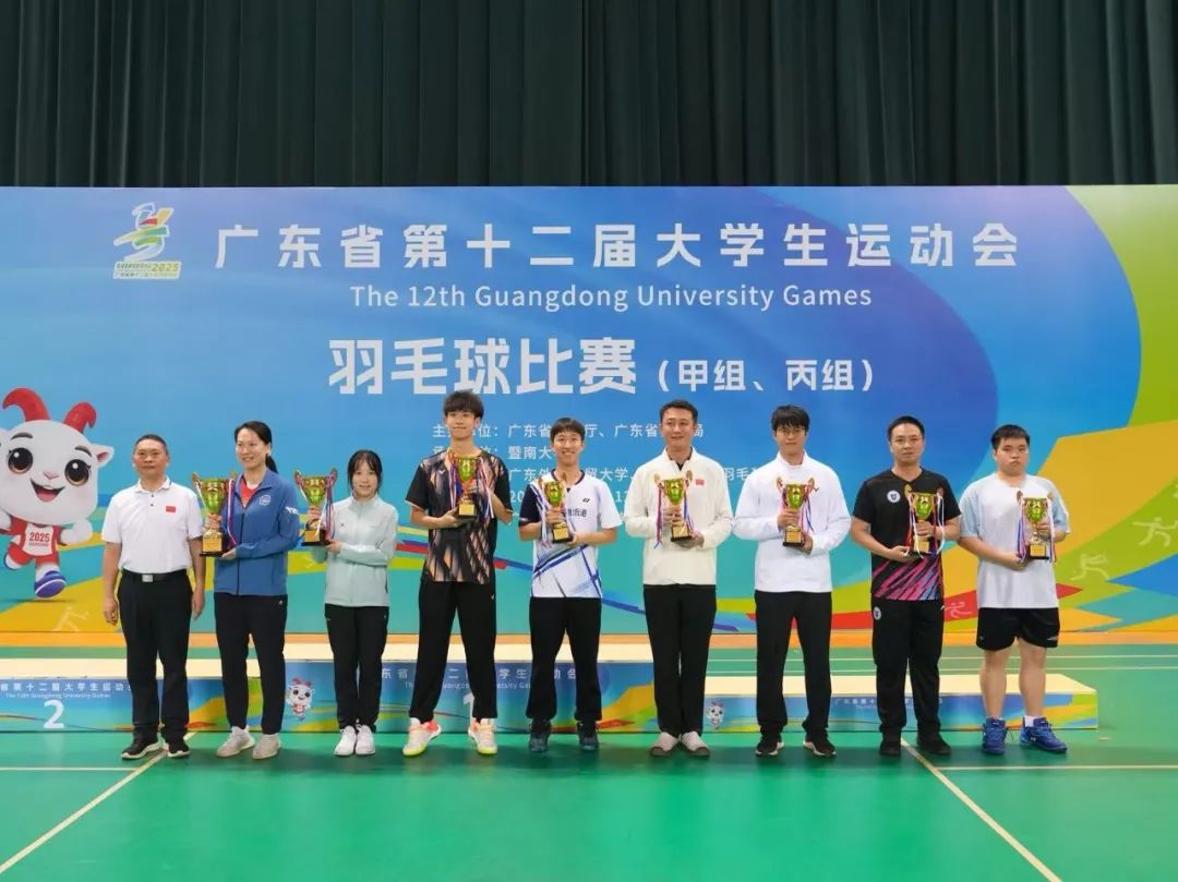 由左至右依次：中山大学（团体总分第一名）、华南理工大学（团体总分第二名）、广州华立学院（团体总分第三名）、广东工业大学（团体总分第四名）、深圳大学（团体总分第五名）