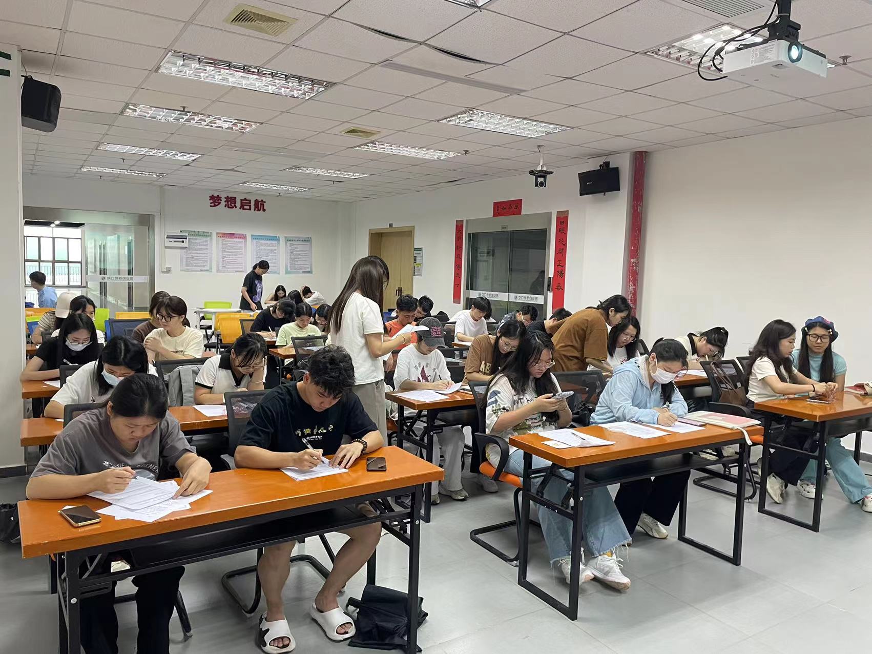 图一：预备学员填写入学登记表现场
