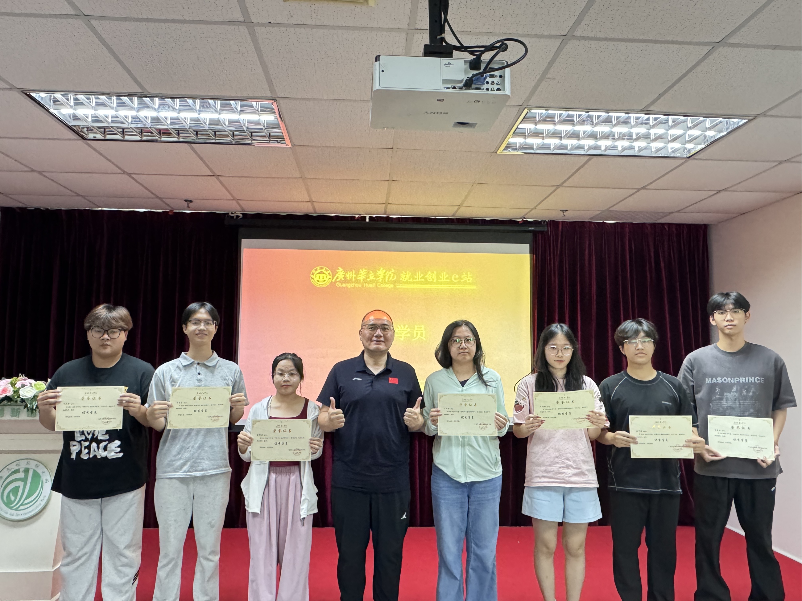 图六：颁发 “优秀学员” 奖项2