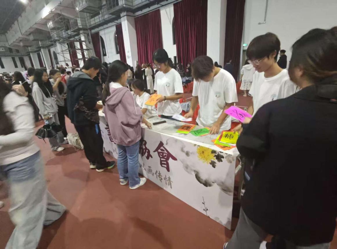 一群人站在桌子边
AI 生成的内容可能不正确。