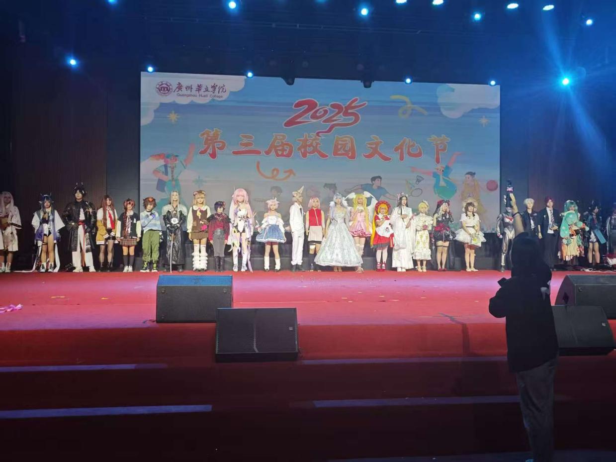 图片包含 户外, 橙子, 站, 火
AI 生成的内容可能不正确。