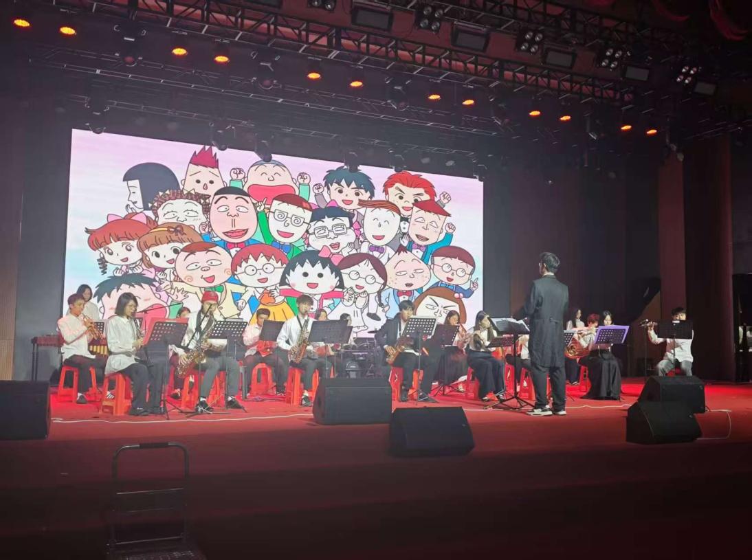 一群人在台上表演的人倒一边的照片
AI 生成的内容可能不正确。