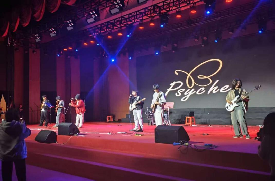 舞台上有人在表演
AI 生成的内容可能不正确。