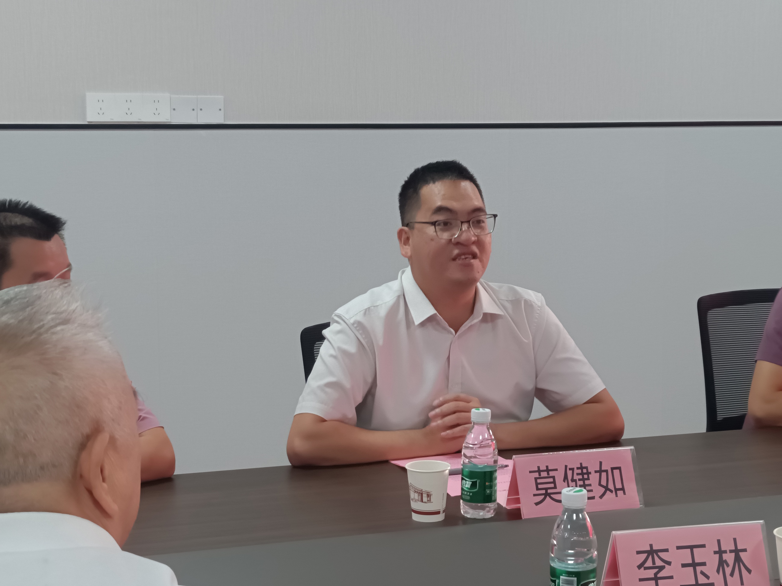 一群男人和女人坐在桌子边
描述已自动生成