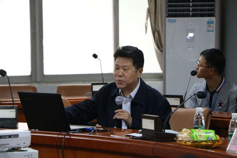 男人坐在桌子前
AI 生成的内容可能不正确。