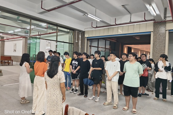 在书架间播撒劳动的芬芳——记23物流1班图书馆劳动教育实践课