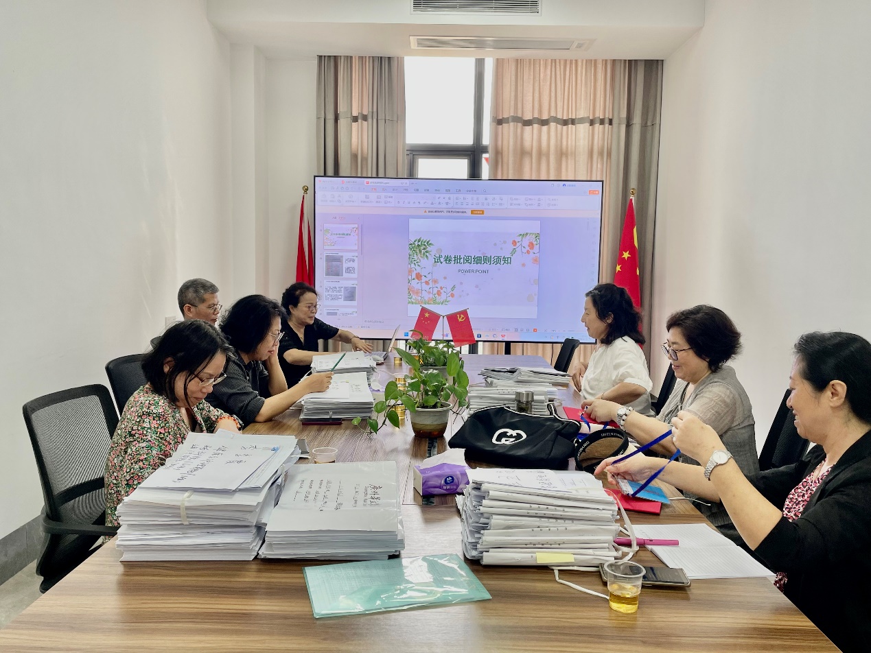 桌子上放着笔记本电脑前的人们

中度可信度描述已自动生成