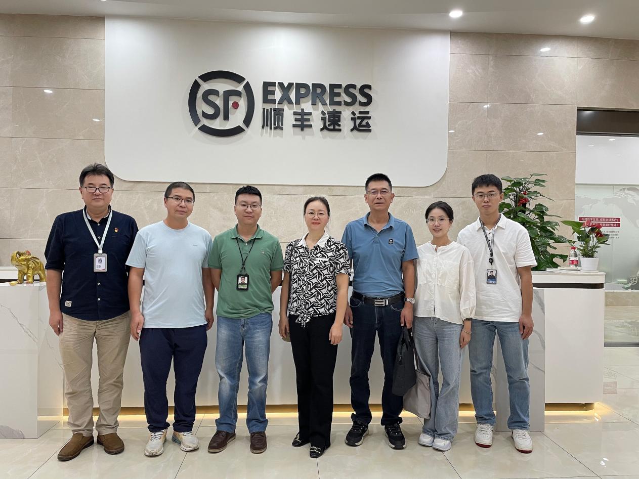 广州顺丰速运有限公司人事经理张博纶与学院教师合影