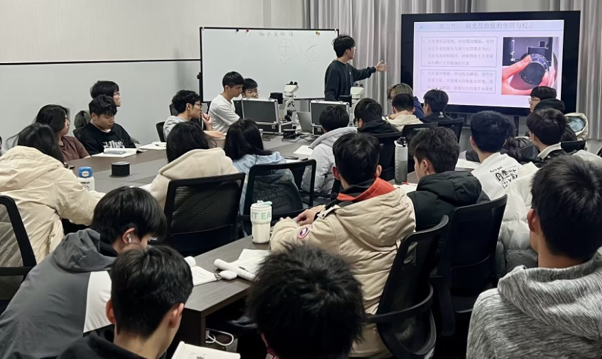 年轻教师授课.jpg