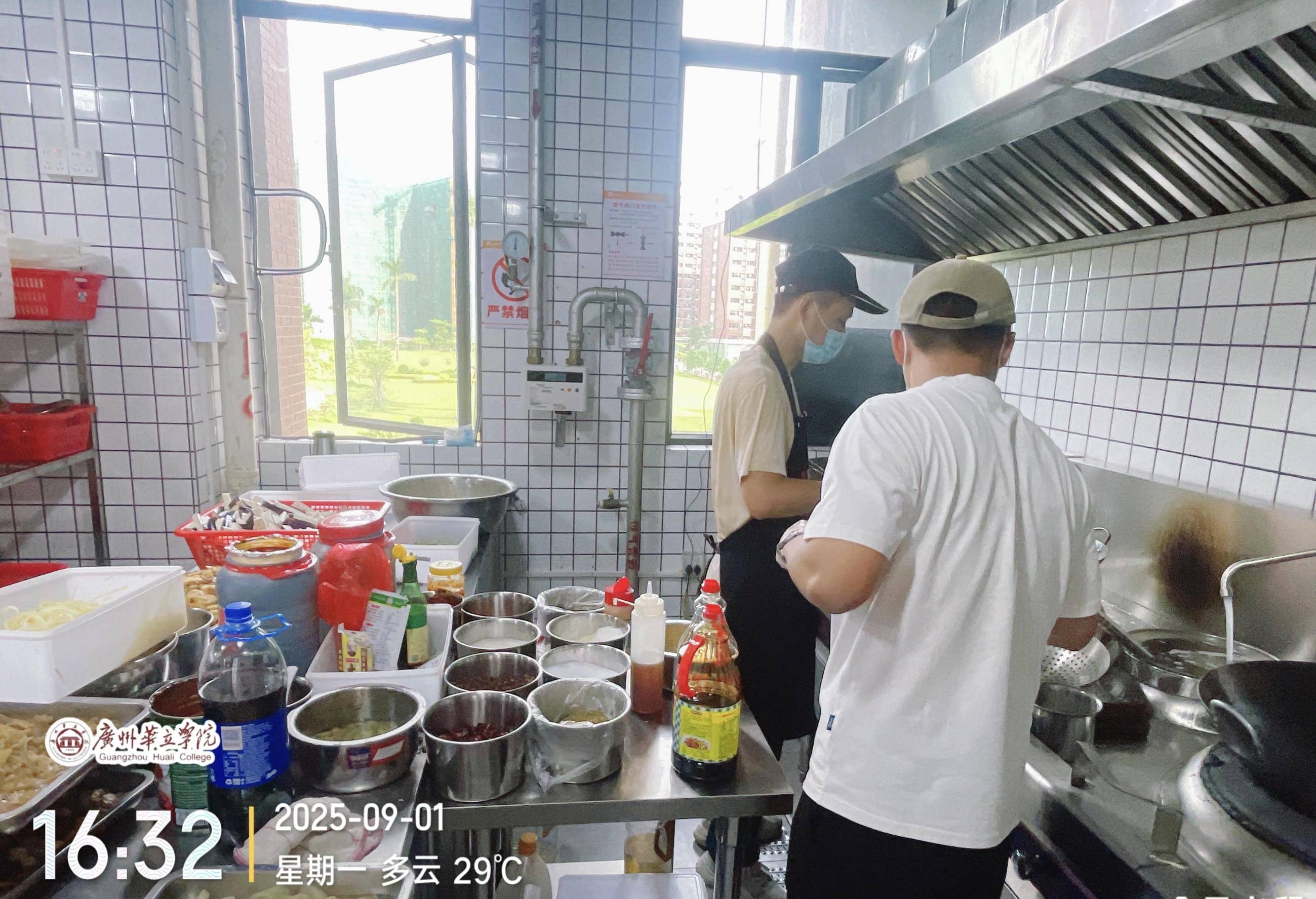 图2：商铺管理中心主管李光海对商铺后厨使用油进行检查
