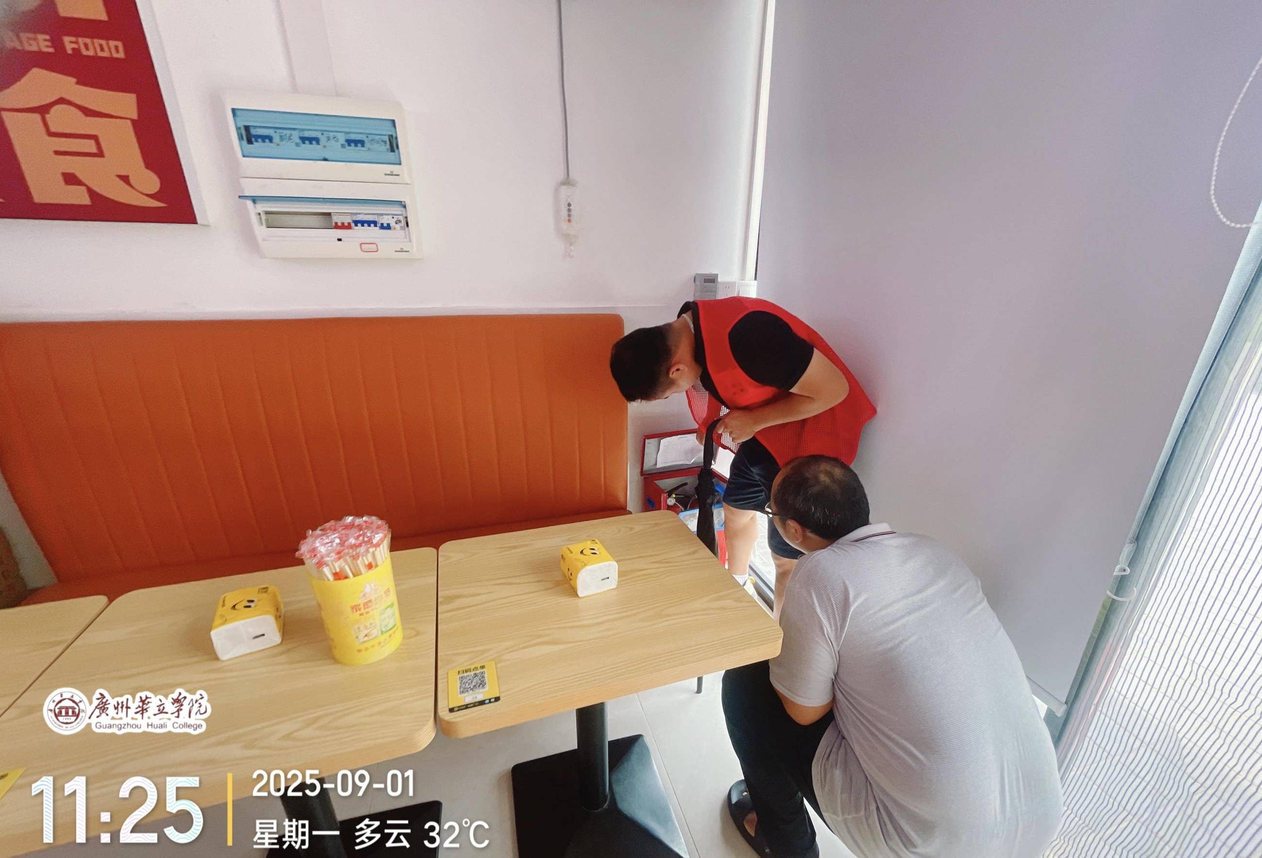 图3：保卫处副主任赵鉴洪、消防干事邓海泉细查验灭火器压力是否达标