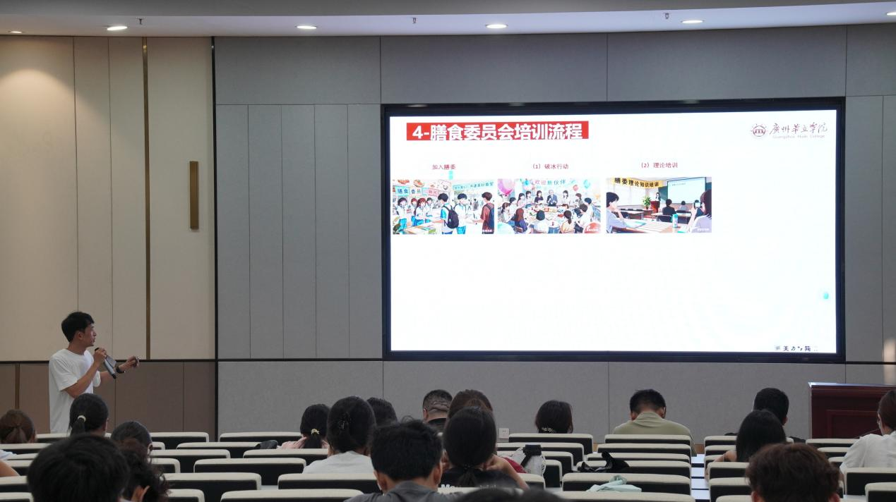 图3：膳委指导老师开展膳食委员会宣讲工作，内容包含膳食委员会培训流程