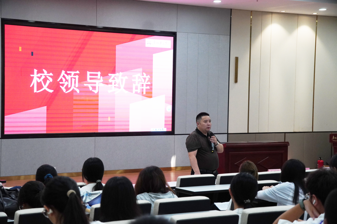 图2：学校党委副书记李玉林进行会议致辞