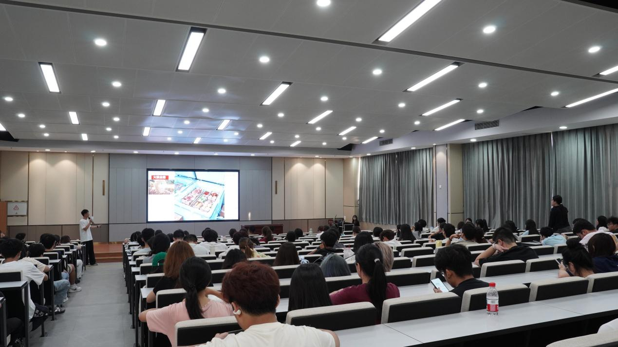图4：膳委指导老师通过后厨问题照片提问，学生积极举手回答