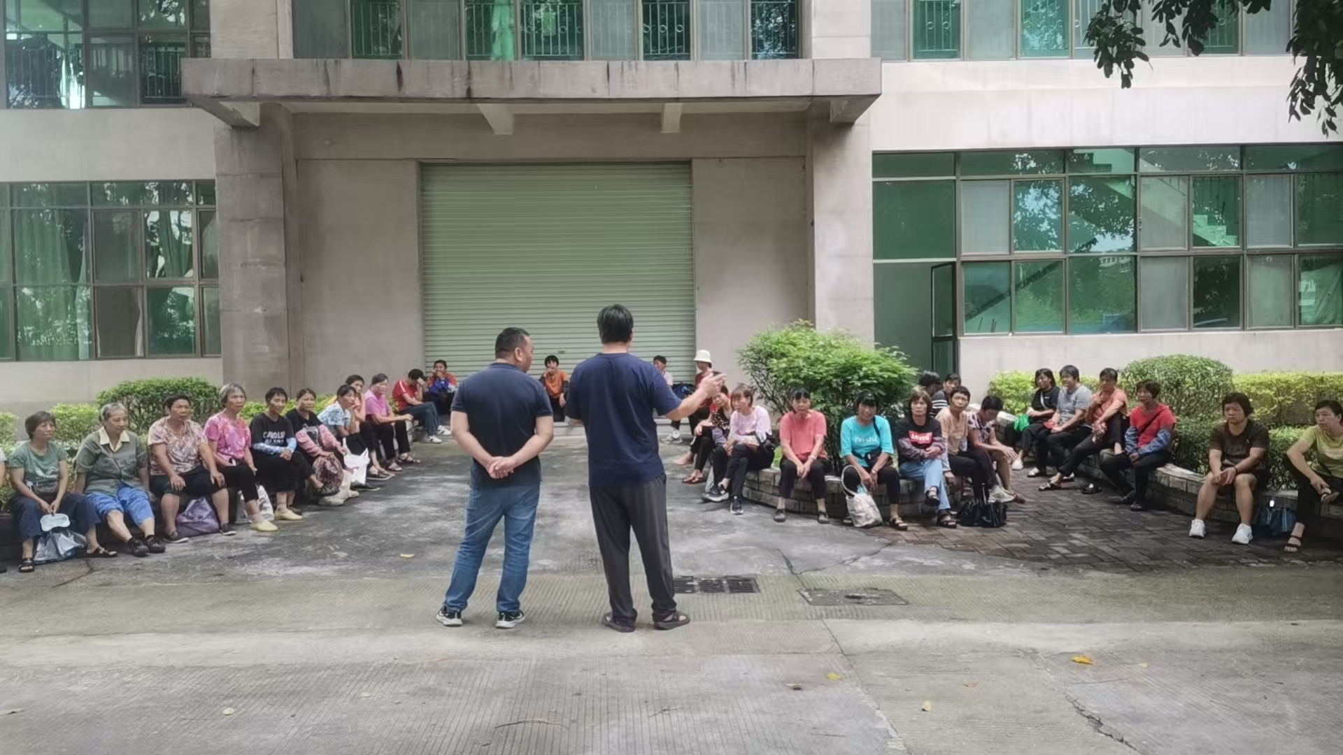 图2：后勤部门给公共区域清洁人员安排爱国卫生运动部署会议