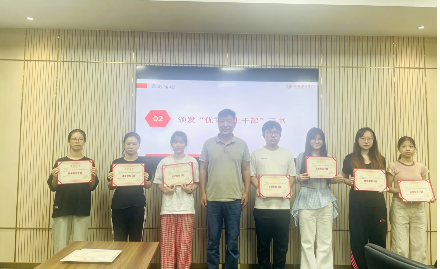 图4 林校助与膳食委员会优秀学生干部合影