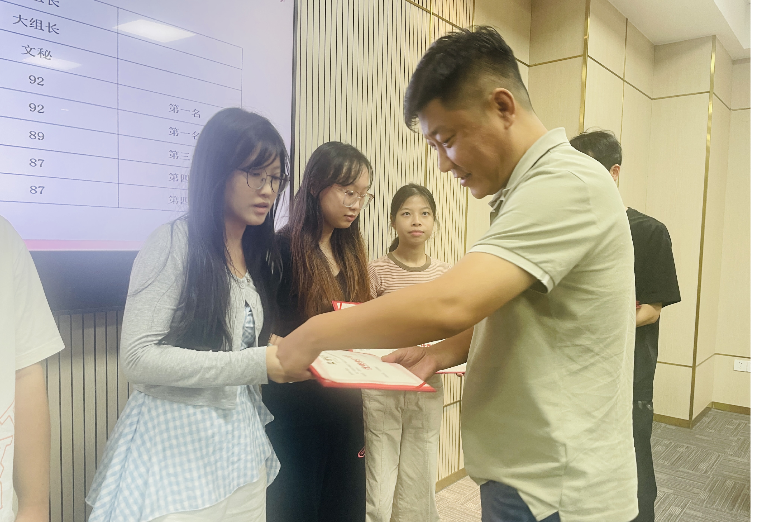 图2 林校助为获奖同学逐一颁发荣誉证书