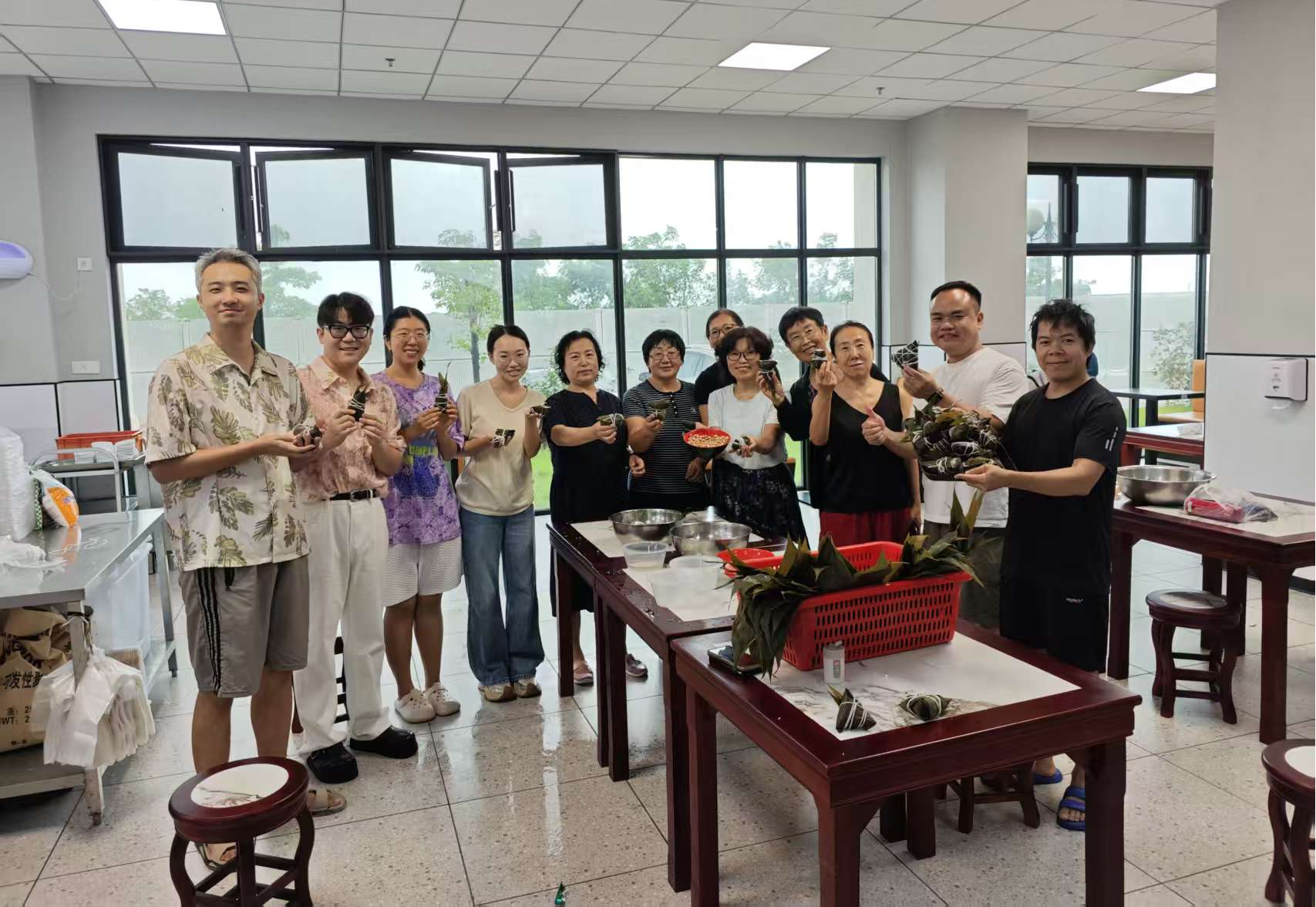 图1：6月19日江门校区留校老师粽子体验活动合照