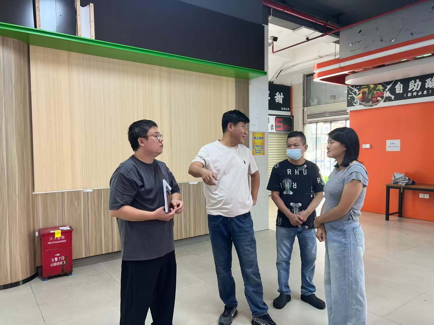 图1 &nbsp;林海校长助理现场检查食堂文化建设，听取管理工作汇报