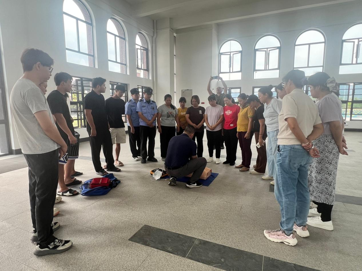 图注：培训现场全景，参训人员认真观摩学习。